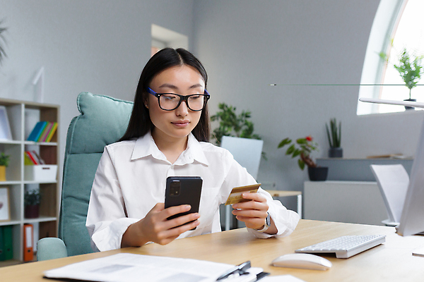 포토 JPG 해외이미지 응시 여자 화분 안경 화초 의자 책장 한명 들기 앉기 상반신 성인 앞모습 스마트폰 사무실 키보드 마우스 신용카드 스마트 책상 서류판 성인여자한명만 해외202309 해외포토 식물 1 시선 잡화 뷰포인트 가구 컨셉 비즈니스 모션 사람 금융 핸드폰 스마트기기 컴퓨터용품 사무용품 여자한명만 성인여자만 파일형식