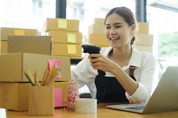 포토 JPG 해외이미지 여자 실내 한명 들기 동양인 성인 노트북 쌓기 실 택배 연필꽂이 테이프 택배상자 박스포장 스캐너 온라인쇼핑몰 성인여자한명만 해외202309 해외포토 1 포장 모션 문구용품 사람 인종 내부 전자제품 상자 운송업 쇼핑몰 온라인 여자한명만 성인여자만 파일형식