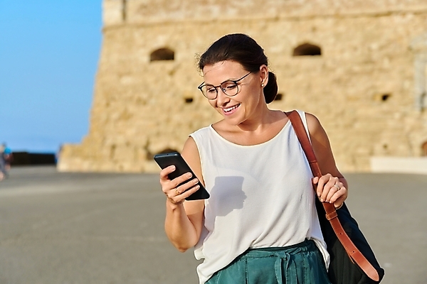 포토 JPG 해외이미지 백인 모델 라이프스타일 응시 여자 행복 얼굴 40대 중년 여행 배낭 자연 모바일 휴가 건강 한명 사람 성인 야외 스마트폰 핸드폰 뷰티 여행객 맑음 자신감 메시지 중앙 시원함 전화기 타운 옛날 해외202309 해외포토 서양인 1 시선 감정 가방 날씨 생활 신체부위 전자제품 스마트기기 도시 생태계 파일형식