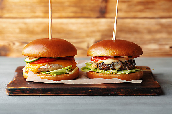 포토 JPG 해외이미지 토마토 오이 사람없음 갈색 햄버거 양상추 패티 나무도마 이쑤시개장식 종이호일 해외202309 해외포토 컬러 채소 도마 패스트푸드 목재 장식 이쑤시개 파일형식