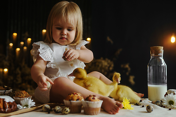 포토 JPG 해외이미지 전신 백인 여자 탁자 부활절 오리 한명 들기 앉기 옆모습 알 아기 여자아기한명만 해외202309 해외포토 서양인 1 기념일 뷰포인트 가구 모션 조류 사람 여자한명만 여자아기만 파일형식