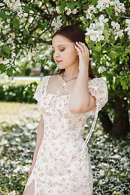 포토 JPG 해외이미지 공원 여자 꽃 잎 목걸이 한명 성인 야외 귀걸이 봄 밀짚모자 쉬폰원피스 성인여자한명만 해외202309 해외포토 식물 모자_잡화 1 계절 원피스 공공시설 장신구 사람 여자한명만 성인여자만 파일형식