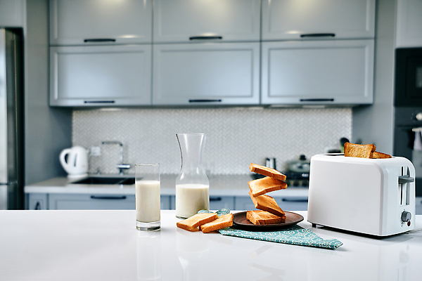 포토 JPG 해외이미지 식재료 탁자 사람없음 주방 우유 아침식사 식빵 토스트 토스트기 해외202309 해외포토 빵 가구 유제품 식사 가전제품 파일형식