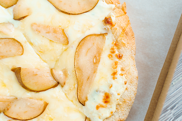 포토 JPG 해외이미지 전통 유럽 음식 조각 백그라운드 잎 토마토 채소 탁자 치즈 피자 요리 사람없음 목재 식사 이탈리아 껍질 신선 맛 배달원 정상 로마 굽기 지중해 속도 햄 반죽 바질 점심식사 로마인 모짜렐라치즈 초리조 핸드메이드 맛있는 해외202309 해외포토 나무 식물 직업 나라 바다 가구 컨셉 재료 유제품 패스트푸드 서양음식 육류 인종 구이 파일형식