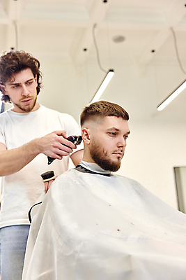 포토 JPG 해외이미지 헤어스타일 응시 남자 전등 들기 앉기 상반신 성인 두명 옆모습 장비 솔 망토 미용사 이발 이발소 바리깡 성인남자만 해외202309 해외포토 직업 시선 뷰포인트 모션 조명 사람 뷰티샵 남자만 성인만 파일형식