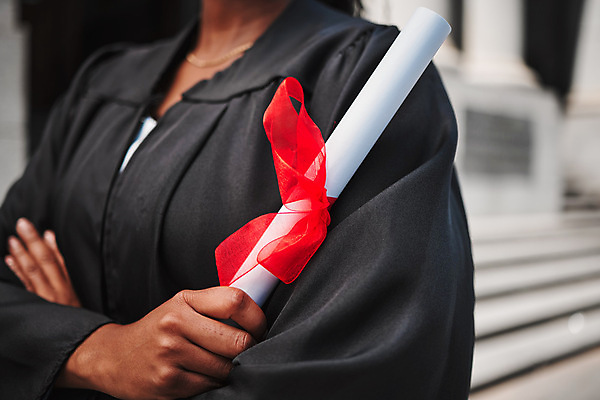 포토 JPG 해외이미지 여자 흑인 학교 졸업식 졸업생 한명 들기 상반신 성인 앞모습 팔짱 졸업가운 졸업장 성인여자한명만 해외202309 해외포토 서양인 1 교육 뷰포인트 졸업 모션 사람 가운 여자한명만 성인여자만 파일형식