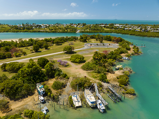 포토 JPG 해외이미지 선 바다 컬러 곡선 교통시설 자연 추상 안테나 풍경 사람없음 야외 초록색 물 여름 컬러풀 환경 시골 보트 호주 땅 썰물 고도 정박 질감 내추럴 항공촬영 드론 해일 내려보기 해외202309 해외포토 자연요소 계절 뷰포인트 교통 무늬 배_교통 통신 모션 오세아니아 자연재해 시설 생태계 파일형식