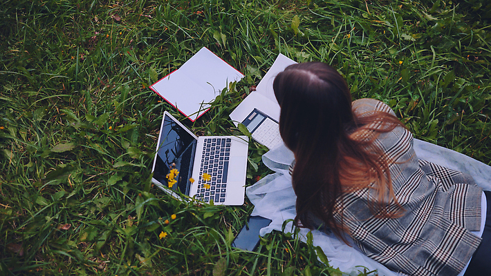 포토 JPG 해외이미지 백인 학생 라이프스타일 공원 여자 교육 백그라운드 밭 인터넷 비즈니스 통신 자연 휴식 한명 사람 동양인 성인 10대 가로 초록색 노트북 학습 스터디 컴퓨터 뷰티 공책 타이핑 작업 모피 사이버 솜털 거짓말 프리랜서 해외202309 해외포토 서양인 직업 1 공공시설 컬러 컨셉 농업 청소년 문구용품 인종 생활 전자제품 생태계 파일형식