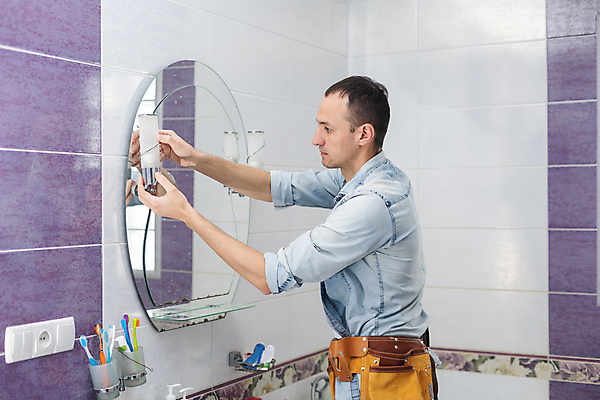 포토 JPG 해외이미지 남자 유니폼 노동자 전등 한명 상반신 성인 옆모습 거울 욕실 업무 수리 청소 유지 샤워실 성인남자한명만 해외202309 해외포토 직업 1 옷 뷰포인트 조명 사람 작업 샤워시설 남자한명만 성인남자만 파일형식