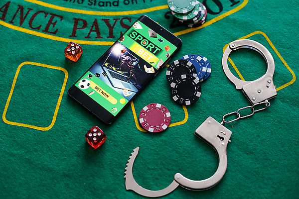 포토 JPG 해외이미지 백그라운드 탁자 사람없음 스마트폰 포커칩 도박 어플리케이션 위험 수갑 카지노 주사위 중독 해외202309 해외포토 가구 컨셉 핸드폰 스마트기기 포커 파일형식
