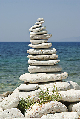 포토 JPG 해외이미지 바다 컨셉 자연 하늘 사람없음 야외 아웃포커스 가로 파란색 컬러풀 쌓기 조약돌 배열 해외202309 해외포토 컬러 모션 촬영기법 돌_바위 생태계 파일형식