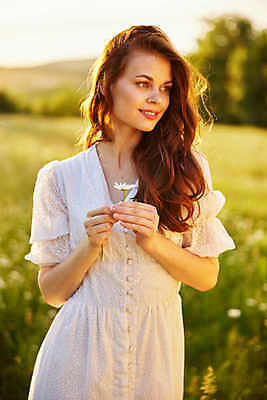 포토 JPG 해외이미지 응시 여자 한송이 따뜻함 한명 들기 상반신 성인 야외 햇빛 일몰 개망초 성인여자한명만 해외202309 해외포토 1 시선 꽃 모션 사람 태양 노을 송이 여자한명만 성인여자만 파일형식