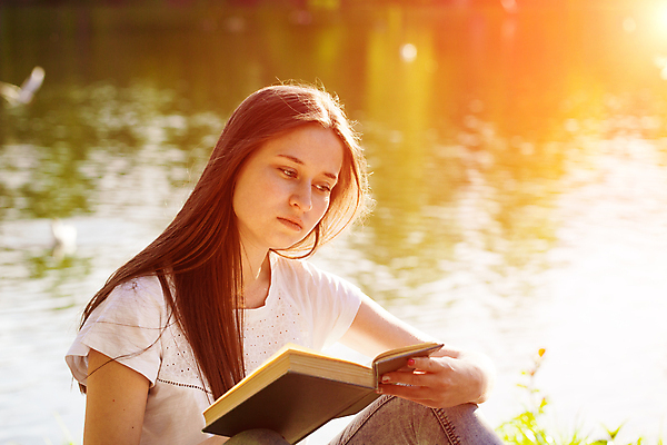 포토 JPG 해외이미지 백인 학생 라이프스타일 웰빙 공원 교육 행복 호수 컨셉 생각 청소년 자연 휴가 휴식 갈색머리 한명 사람 앉기 야외 책 캐주얼 물 학습 독서 햇빛 맑음 침묵 고요 낭만 자유 흰색 읽기 문학 주말 내추럴 해외202309 해외포토 자연요소 서양인 1 헤어스타일 옷 공공시설 감정 컬러 모션 날씨 생활 태양 소리 생태계 파일형식