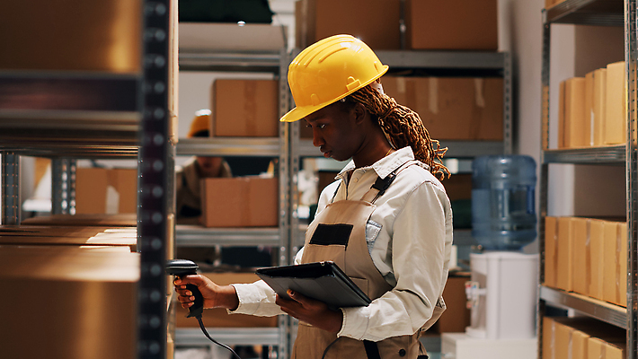 포토 JPG 해외이미지 여자 흑인 노동자 실내 한명 들기 상반신 성인 옆모습 상자 작업 안전모 물류창고 스캐너 체크리스트 성인여자한명만 해외202309 해외포토 서양인 직업 1 뷰포인트 모션 사람 내부 헬멧 안전장비 창고 여자한명만 성인여자만 파일형식