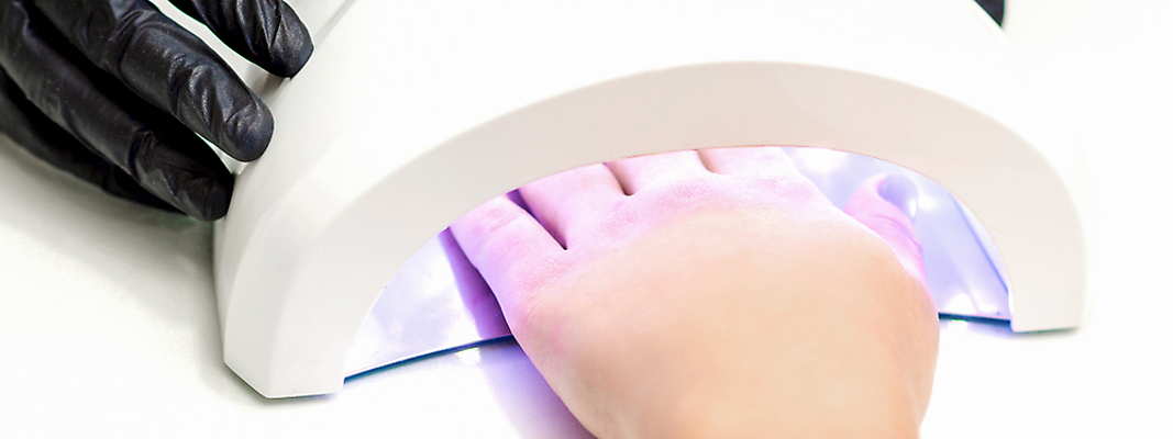 포토 JPG 해외이미지 손 배너 여자 컬러 손가락 건조 미술 사람 사람없음 치료 가로 빛 뷰티 상점 스파 기계 페인트 화장품 장비 흰색 램프 못 기술자 우아함 휴대용 손톱관리 손톱 드라이어 미용사 고객 서비스 광택 니스 돌봄 삽입 위생관리 자외선 아크릴 주도 놓기 해외202309 해외포토 직업 컨셉 의학 모션 재질 문화예술 조명 관리 신체부위 공구 예절 미용용품 네일아트 오브젝트 파일형식