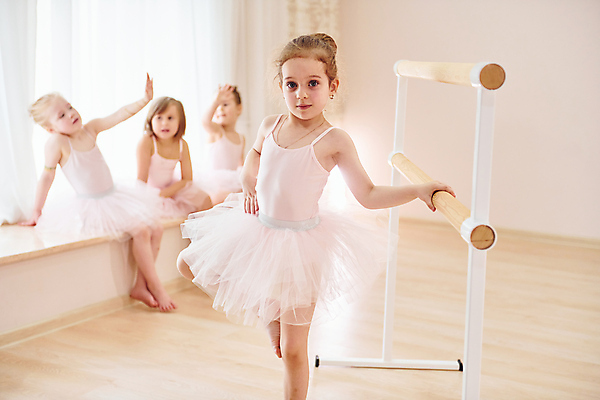 포토 JPG 해외이미지 전신 백인 여자 어린이 실내 서기 여러명 취미 앞모습 친구 잡기 우아함 발레 발레리나 발레복 단아함 소녀만 해외202309 해외포토 서양인 옷 뷰포인트 다수 컨셉 관계 모션 사람 내부 춤 여자만 어린이만 파일형식