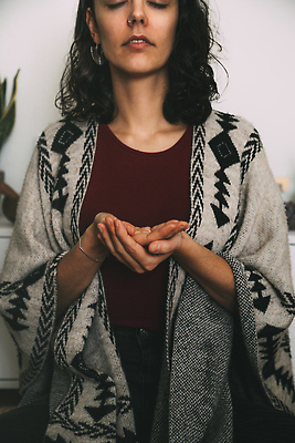 포토 JPG 해외이미지 백인 웰빙 여자 행복 종교 선 포즈 요가 휴식 실내 건강 연꽃 한명 야자수 운동 평화 화목 힘 침묵 고요 활발 에너지 자유 기도 마음 인사 잡기 영혼 호흡 집중 연습 명상 위치 신성 궤 신앙심 힌두교 해외202309 해외포토 서양인 나무 1 꽃 감정 컨셉 모션 사람 내부 소리 예절 파일형식