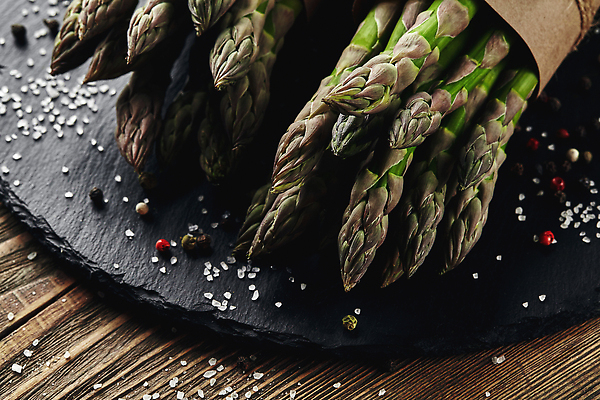 포토 JPG 해외이미지 쟁반 근접촬영 사람없음 아스파라거스 나무탁자 해외202309 해외포토 뷰포인트 채소 탁자 파일형식