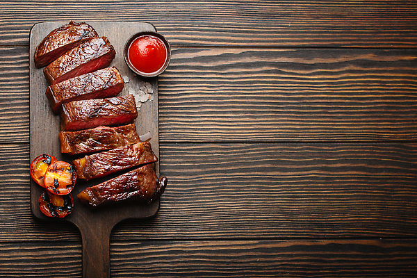 포토 JPG 해외이미지 토마토 육류 스테이크 사람없음 신선 슬라이스 나무도마 나무배경 해외202309 해외포토 백그라운드 채소 식재료 도마 서양음식 목재 파일형식