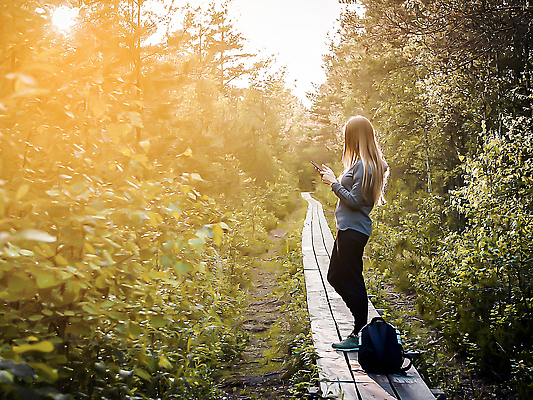 포토 JPG 해외이미지 길 스포츠 여행 셔츠 가방 배낭 성공 휴식 한명 서기 사람 성인 야외 걷기 산책 흐름 자유 탐험 개울 그룹 황금 우아함 고독 목표 격려 승객 발견 독립 혼자 수평선 힙스터 카피스페이스 해외202309 해외포토 1 잡화 패션 감정 컨셉 상의 모션 강 공백 파일형식