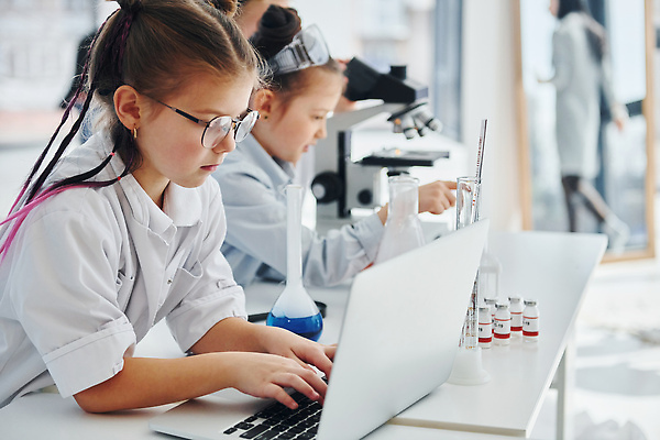 포토 JPG 해외이미지 여자 남자 어린이 돋보기 고글 소년 상반신 옆모습 세명 장비 흰색 책상 호기심 과학기구 구급약품 화학자 어린이만 해외202309 해외포토 감정 뷰포인트 컬러 가구 컨셉 사람 약 기구 과학자 파일형식