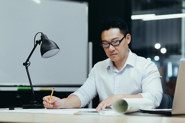 포토 JPG 해외이미지 직업 디자인 생각 비즈니스 사업가 미래 설계 직장 한명 사람 앉기 동양인 그래픽 노트북 컴퓨터 사무실 독서 알약 모니터 타이핑 기록 작업 작업실 엔지니어 재산 수리 건축가 나침반 디자이너 스케치 그림 레이아웃 문서 청사진 멀티미디어 계약자 지능 프로젝트 해외202309 해외포토 1 컨셉 회사 모션 미술 인종 금융 전자제품 약 기술자 계약 파일형식