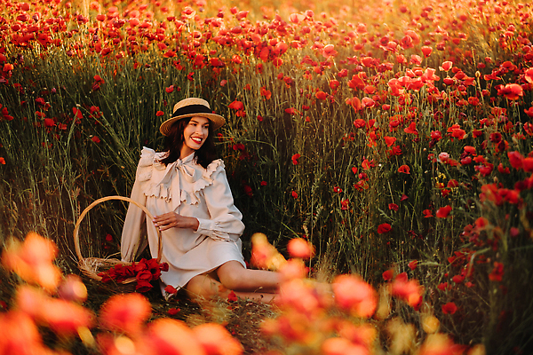 포토 JPG 해외이미지 여자 백그라운드 꽃밭 한명 들기 앉기 상반신 성인 앞모습 빨간색 바구니 화려 양귀비 성인여자한명만 해외202309 해외포토 1 꽃 뷰포인트 컬러 컨셉 모션 사람 여자한명만 성인여자만 파일형식
