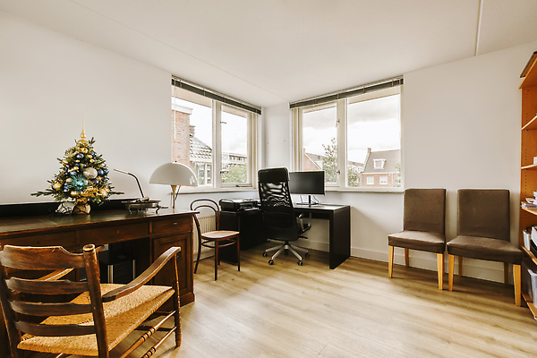 포토 JPG 해외이미지 가구 거실 의자 창문 전등 책장 실내 사람없음 내부 인테리어 크리스마스트리 모니터 방 책상 리빙 해외202309 해외포토 디자인 생활용품 크리스마스 조명 컴퓨터 파일형식