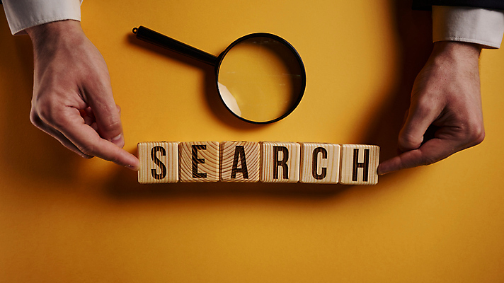 포토 JPG 해외이미지 손 알파벳 비즈니스 텍스트 돋보기 아이디어 신체부위 단어 노란색 검색 나무블록 카피스페이스 해외202309 해외포토 문자 영어 컬러 컨셉 사람 목재 공백 블록 파일형식