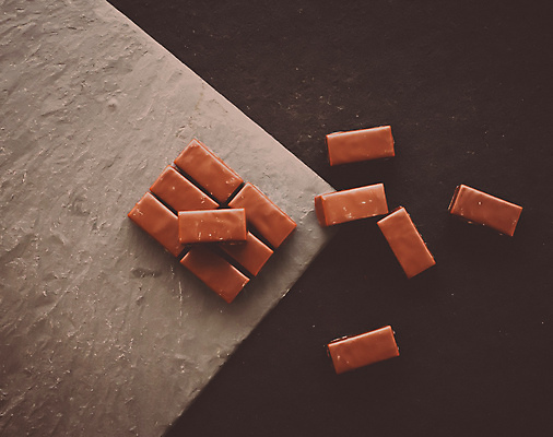 포토 JPG 해외이미지 조각 디저트 사람없음 하이앵글 갈색 초콜릿 돌판 해외포토 음식 뷰포인트 컬러 돌_바위 파일형식