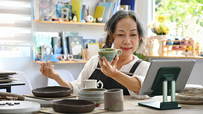 포토 JPG 해외이미지 그릇 응시 여자 한명 상반신 성인 취미 옆모습 컵 태블릿 앞치마 도자기 도자기공예 집중 만들기 점토 진흙 수공예 도예가 성인여자한명만 도자기공방 해외202309 해외포토 직업 1 식기 시선 뷰포인트 컨셉 모션 사람 전자제품 스마트기기 공예 여자한명만 성인여자만 파일형식