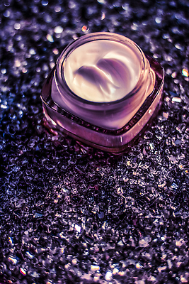 포토 JPG 해외이미지 사람없음 반짝임 고급 피부관리 스킨케어 기초화장품 보라색배경 수분크림 해외202309 해외포토 백그라운드 컨셉 모션 뷰티 보라색 화장품 파일형식