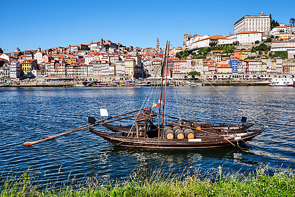 포토 JPG 해외이미지 전통 유럽 여행 건축양식 창문 하늘 주택 사람없음 건물 관광지 강 도시풍경 컬러풀 교회 탑 항구 세계문화유산 도시 보트 역사 도심 강가 포르투갈 언덕 타운 구시가지 도루강 랜드마크 명승지 해외202309 해외포토 건축물 건축 나라 컬러 배_교통 종교건축 교통시설 풍경 문화재 파일형식