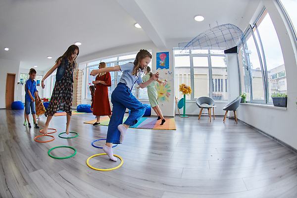 포토 JPG 해외이미지 여자 남자 어린이 스포츠 쿠션 창문 놀이 실내 소년 여러명 성인 달리기 점프 교사 카펫 유치원 고리 체육 즐거움 해외202309 해외포토 직업 교육 감정 다수 모션 사람 내부 파일형식