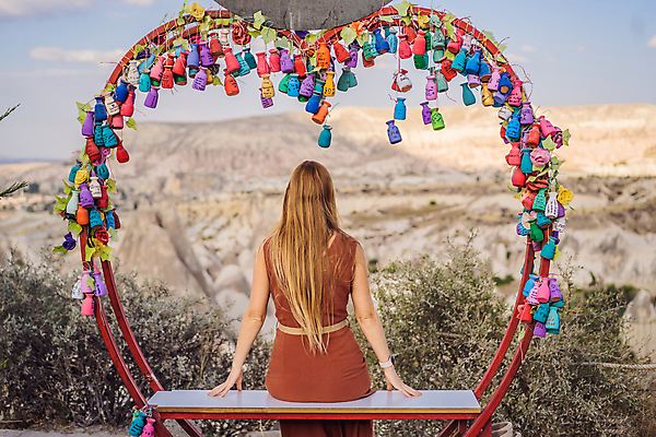 포토 JPG 해외이미지 여자 여행 벤치 매달리기 한명 풍경 성인 야외 뒷모습 로맨틱 하트 소원 소원빌기 성인여자한명만 튀르키예 해외202309 해외포토 모양 1 아시아 뷰포인트 컨셉 의자 모션 사람 여자한명만 성인여자만 파일형식