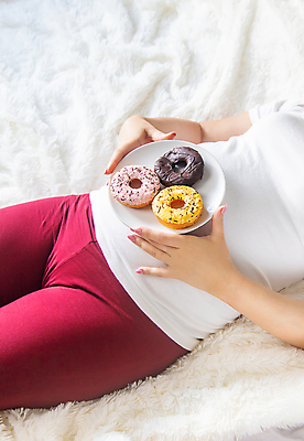 포토 JPG 해외이미지 그릇 여자 행복 건강 관리 한명 성인 눕기 임산부 임신 도넛 성인여자한명만 해외202309 해외포토 1 식기 감정 모션 디저트 사람 여자한명만 성인여자만 파일형식