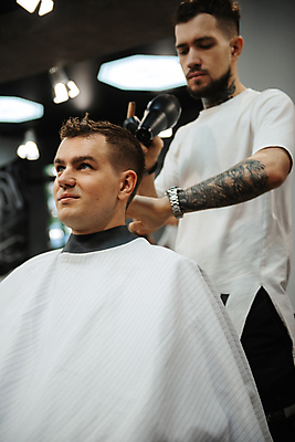 포토 JPG 해외이미지 헤어스타일 남자 신랑 결혼 이동 불 수염 실내 한명 정장 친구 검은색 기쁨 자유 흰색 도구 면도 주인 이발소 평등 많음 해외202309 해외포토 자연요소 1 옷 감정 컬러 컨셉 관계 모션 사람 이벤트 내부 뷰티샵 파일형식