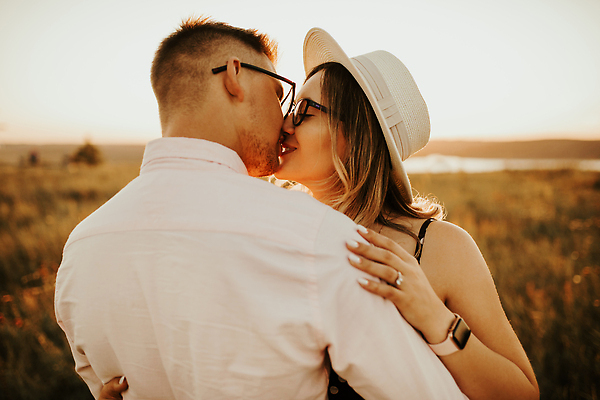 포토 JPG 해외이미지 커플 여자 남자 행복 실루엣 신랑 2 밭 데이트 가족 관계 포옹 자연 하늘 남편 휴가 키스 함께함 관리 사랑 사람 성인 야외 두명 빛 태양 일몰 산책 낭만 시골 잡기 아내 유혹 약혼 힙스터 해외202309 해외포토 자연요소 패션 감정 결혼 컨셉 농업 안기 모션 휴식 촬영기법 노을 애정표현 생태계 약속 파일형식