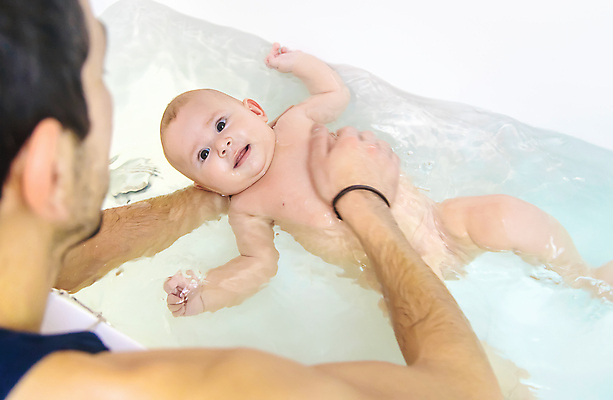 포토 JPG 해외이미지 남자 욕조 성인 두명 목욕 청결 아기 잡기 남자만 씻겨주기 해외202309 해외포토 모션 사람 위생 파일형식