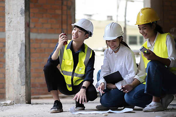 포토 JPG 해외이미지 전신 여자 남자 안내 들기 앉기 성인 야외 앞모습 세명 건설현장 설계도 안전모 건축가 확인 무전기 건축업자 서류판 안전조끼 성인만 건설근로자 해외202309 해외포토 직업 건축 뷰포인트 모션 무선통신 건설업 사람 사무용품 헬멧 안전장비 파일형식