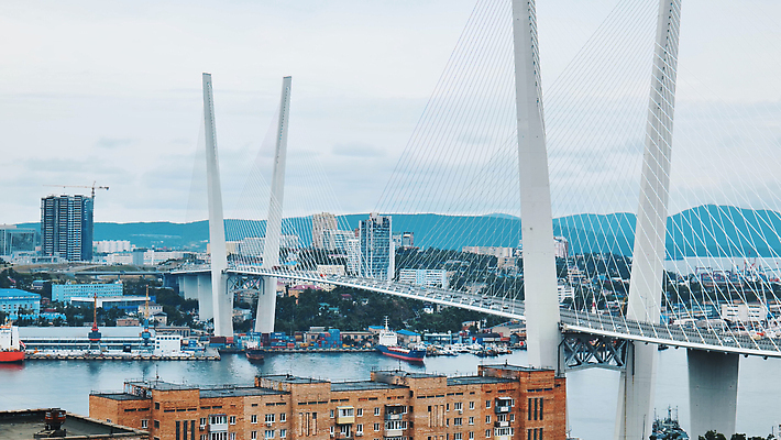 포토 JPG 해외이미지 아시아 도로 바다 여행 포즈 건축양식 교통시설 하늘 새로움 사람 이벤트 사람없음 야외 건물 빨간색 물 파란색 햇빛 반사 흰색 도시 군중 러시아 태평양 지역 동쪽 애국심 구름다리 랜드마크 러시아인 소셜 철강 출판 해외202309 해외포토 자연요소 서양인 건축물 건축 유럽 나라 길 컬러 교통 컨셉 태양 다리_건축물 방향 시설 파일형식