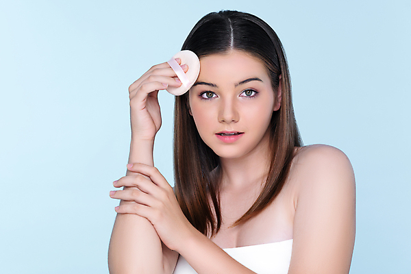 포토 JPG 해외이미지 모델 여자 백그라운드 한명 들기 상반신 성인 앞모습 우아함 피부 팩트 성인여자한명만 해외202309 해외포토 1 뷰포인트 컨셉 모션 사람 신체부위 화장품 여자한명만 성인여자만 파일형식