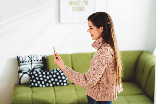 포토 JPG 해외이미지 백인 라이프스타일 여자 교육 행복 커피 이어폰 포즈 비즈니스 사업가 통신 호텔 아침 주택 실내 한명 미소 성인 내부 컵 빨간색 노트북 스마트폰 컴퓨터 뷰티 놀람 침실 방 듣기 타이핑 업무 비즈니스우먼 플랫 긍정 생강 리빙 빨간머리 해외202309 해외포토 주간 서양인 직업 1 헤어스타일 식기 감정 음료 컬러 음향기기 컨셉 채소 모션 숙소 표정 사람 건물 생활 전자제품 핸드폰 스마트기기 작업 직장인 파일형식