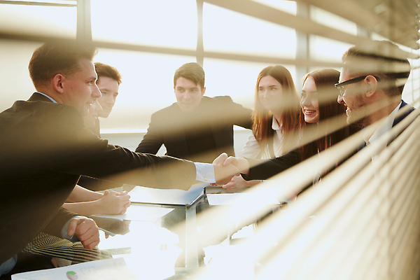 포토 JPG 해외이미지 직업 여자 남자 회사 비즈니스 사업가 통신 창문 성공 협력 악수 실내 사람 여러명 사무실 우정 업무 블라인드 비즈니스맨 그룹 동료 계약 경영자 감사 바쁨 환영 동의 지원 카피스페이스 콜라보레이션 해외202309 해외포토 감정 다수 컨셉 관계 손짓 내부 친구 공백 작업 커튼 직장인 리더 파일형식