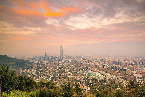 포토 JPG 해외이미지 여행 건축양식 전등 산 파노라마 사람없음 건물 도시풍경 탑 고층빌딩 황혼 일몰 새벽 도시 남아메리카 도심 야간 저녁 라틴아메리카 언덕 지역 스카이라인 칠레 산티아고 산맥 해외202309 해외포토 자연요소 건축물 건축 조명 촬영기법 아메리카 풍경 빌딩 노을 파일형식