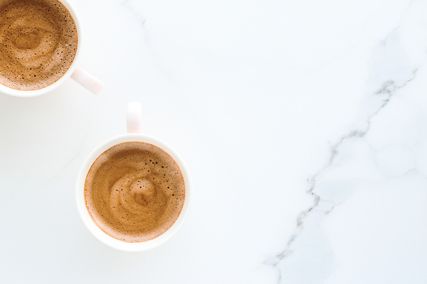 포토 JPG 해외이미지 커피 사람없음 흰색 분위기 커피잔 대리석 카피스페이스 해외202309 해외포토 음료 컬러 컨셉 재료 잔 공백 파일형식