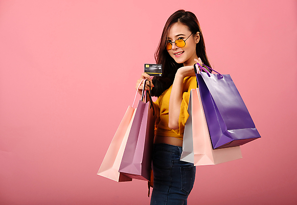 포토 JPG 해외이미지 라이프스타일 여자 행복 가방 실내 한명 서기 미소 사람 동양인 성인 쇼핑 세일 기쁨 잡기 신용카드 구매 고객 만족 슛 소매 적재 쇼퍼홀릭 해외202309 해외포토 1 잡화 감정 모션 표정 인종 내부 생활 금융 파일형식