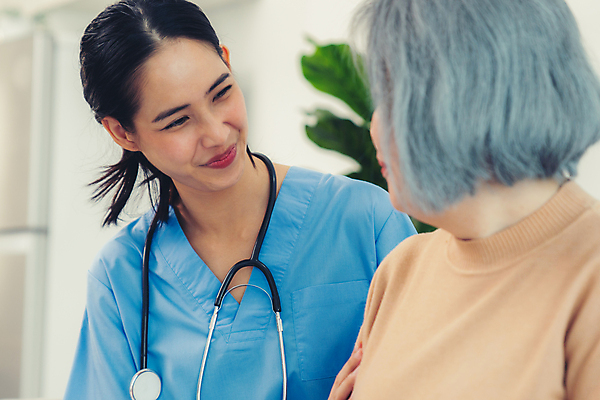 포토 JPG 해외이미지 여자 노년 행복 할머니 화초 청진기 병원 동양인 상반신 성인 두명 앞모습 마주보기 건강관리 환자 간호사 여자만 해외202309 해외포토 식물 감정 뷰포인트 의학 의료기기 모션 건강 관리 사람 인종 의료진 파일형식