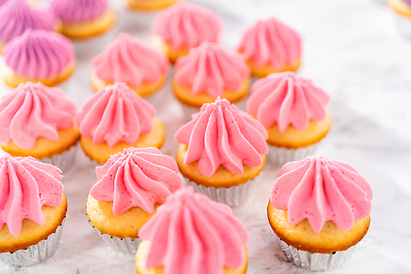 포토 JPG 해외이미지 분홍색 사람없음 장식 달콤 컵케이크 휘핑크림 해외202309 해외포토 컬러 케이크 맛 크림 휘핑 파일형식