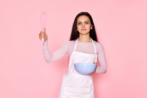 포토 JPG 해외이미지 여자 행복 감정 음식 분홍색 백그라운드 가사 가정 유리 주택 실내 요리 한명 웃음 사람 성인 일상 뷰티 케이크 주방 계란 보라색 요리사 앞치마 장비 흰색 도구 잡기 사발 준비 주부 긍정 레시피 가정부 제빵사 해외202309 해외포토 직업 1 컬러 컨셉 모션 재질 디저트 표정 내부 건물 라이프 알 사기그릇 파일형식